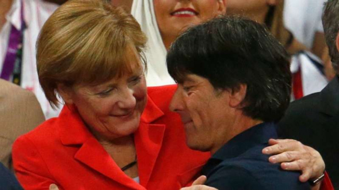 Kanselir Jerman, Angela Merkel (kiri) dan Pelatih Timnas Jerman, Joachim Loew