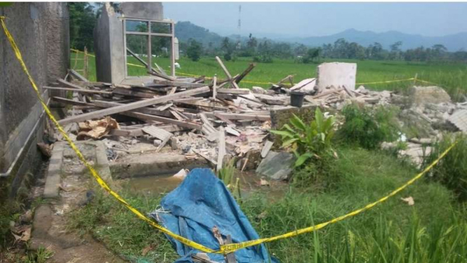 Dampak ledakan di sebuah rumah di Kabupaten Sukabumi Jawa Barat, Minggu (5/6/2016)

