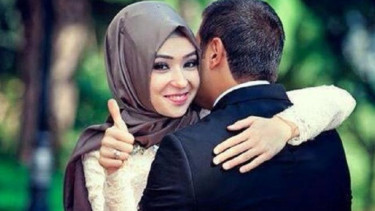 Ilustrasi istri yang berikan pujian pada suami.