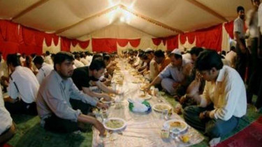 Suasana buka puasa di suatu tenda di Kota Dubai Uni Emirat Arab.