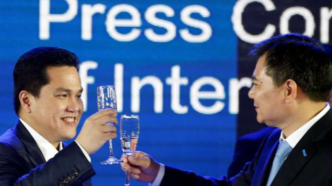 Presiden Inter Milan, Erick Thohir (kiri) dan chairman Suning, Zhang Jindong