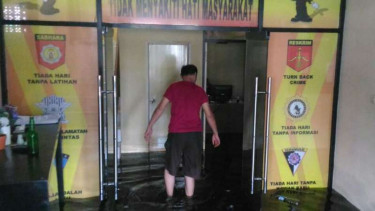 Polsek Muara Baru diterjang rob, Senin, 6 Juni 2016.