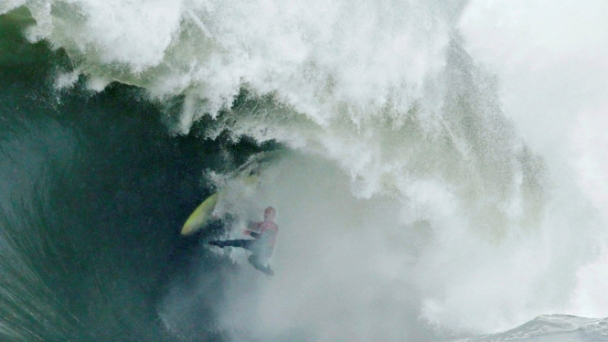 Aksi berani surfer hadapi ombak besar