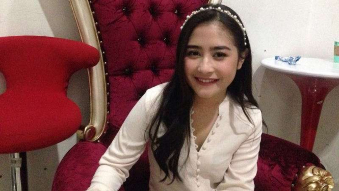 Prilly Latuconsina.