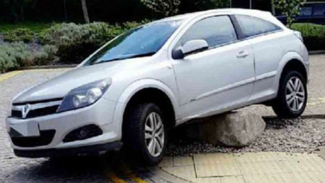 Parkir mobil paling berantakan