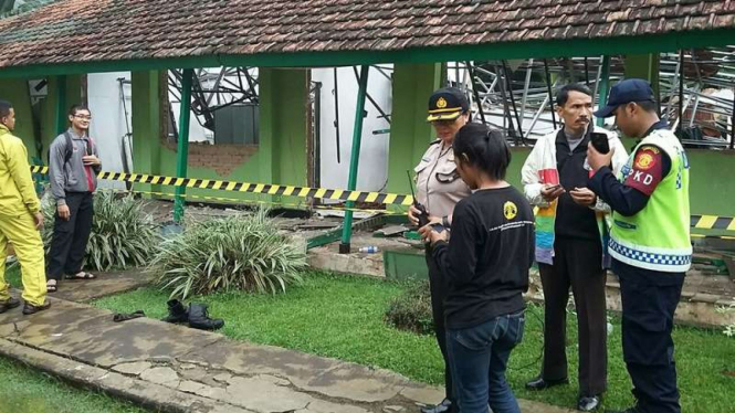 Gedung resimen mahasiswa di kampus Universitas Indonesia yang roboh, Senin (6/6/2016). Gedung ini diduga roboh karena bangunan sudah uzur.