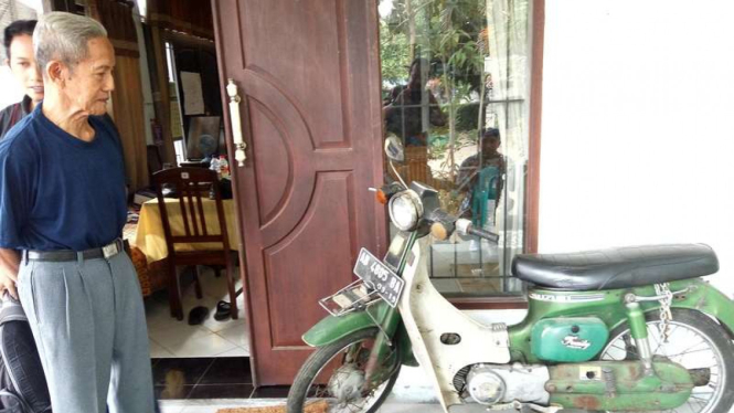 Hardjosudiro dan motor antiknya yang kini terjual Rp36,4 juta