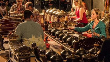 Mahasiswa asing di Glasgow sedang memainkan gamelan.