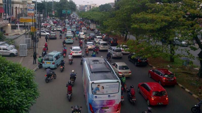 Macet di Jalan Abdullah Syafi'i, Tebet, Jakarta Selatan, Selasa, 7 Juni 2016.