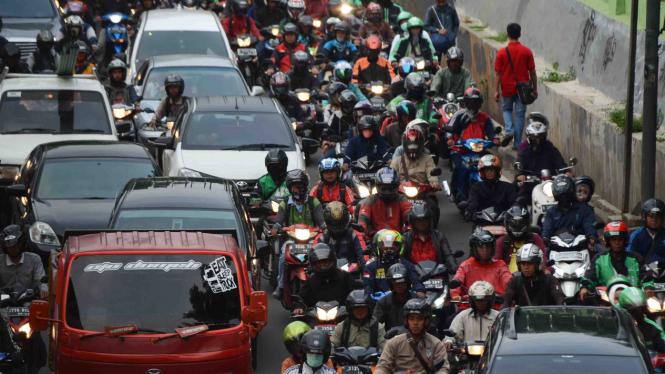 Ilustrasi pengendara motor.
