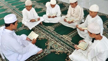 Para santri tengah membaca Alquran. (Ilustrasi).