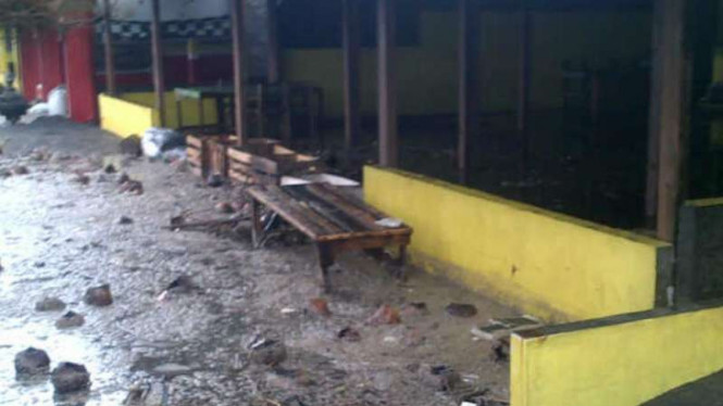 Rumah-rumah makan yang diterjang gelombang pasang di Pantai Depok, Bantul, DIY