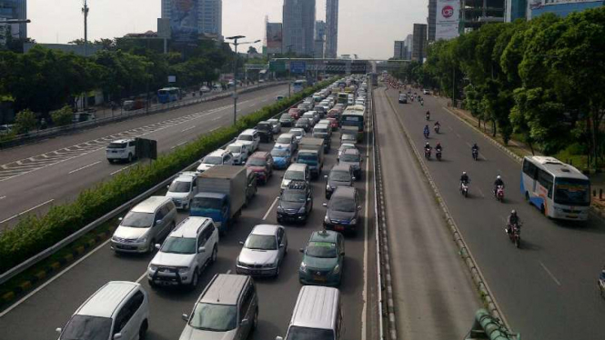 Arus lalu lintas di Tol Dalam Kota arah Pancoran menuju Semanggi macet