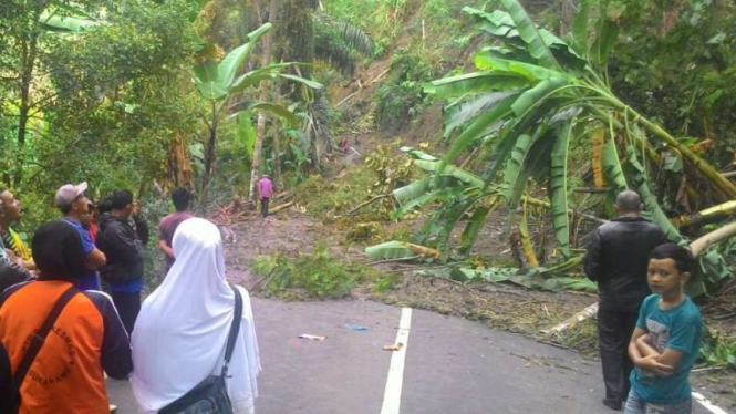  Warga menyaksikan material longsor yang menutupi ruas jalan penghubung antara Garut dan Bandung, Rabu (8/6/2016)