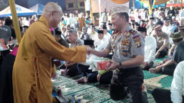 Biksu Nyana Maitri dan Kapolda Lampung Ike Edwin