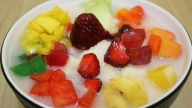 Sop buah.