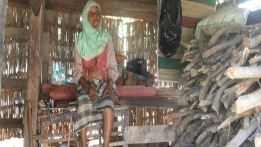Nenek Astami, puluhan tahun tinggal di kandang sapi.