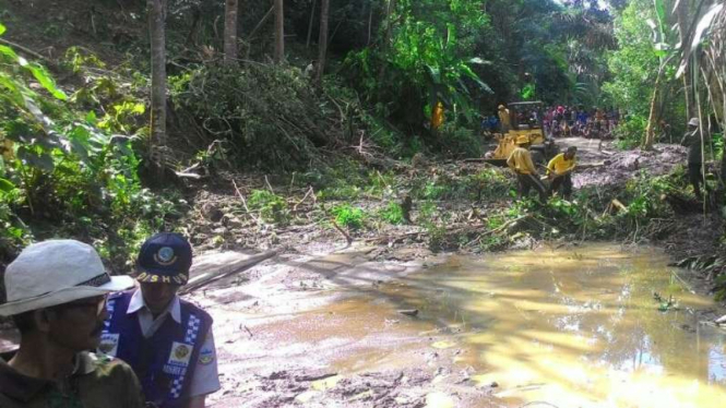 Proses pembersihan jalur Garut Selatan yang tertimbun tanah longsor