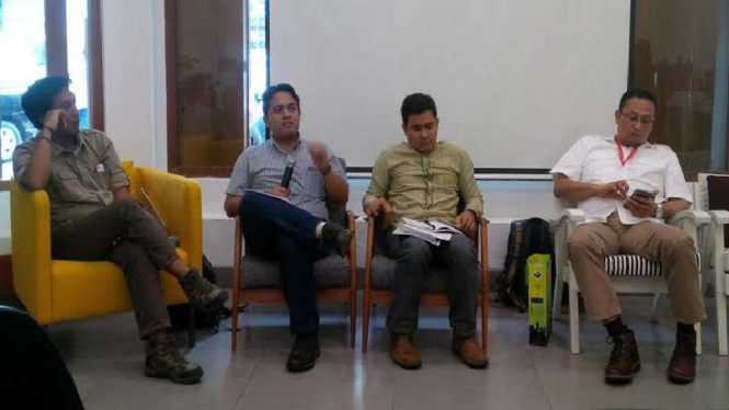 Direktur Pengembangan Sumber Daya HAM Elsam, Wahyudi Djafar (kedua dari kiri)