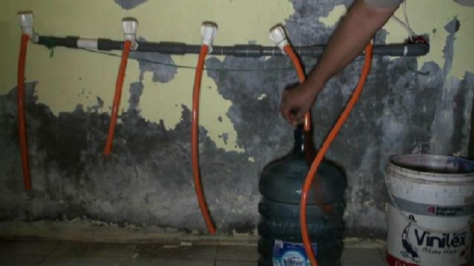 Pabrik pembuatan Aqua palsu di Depok