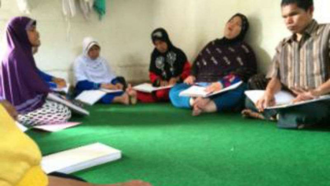 Para penyandang tunanetra bertadarus dengan Alquran braile di Medan, Sumatera Utara, pada Kamis, 9 Juni 2016.
