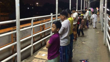 Suasana salat warga Pasar Gembrong di atas JPO