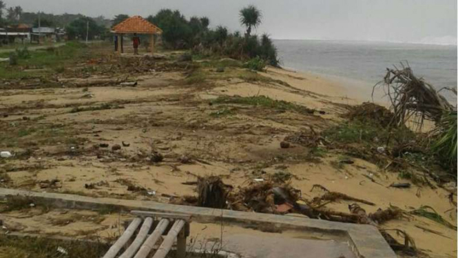 Dampak gelombang tinggi di pesisir selatan Garut, Jawa Barat