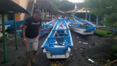  Suasana kawasan permukiman warga usai dihantam gelombang pasang, Kamis (9/6/2016). Kini tumpukan sampah menumpuk di permukiman warga, Jumat (10/6/2016)