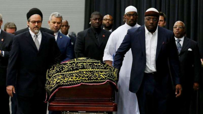 Prosesi mendoakan jenazah Muhammad Ali.