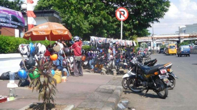 Bursa helm bekas yang dijajakan pedagang di Jalan Matraman, Jakarta Timur.