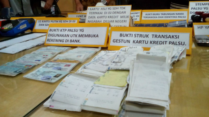 Barang bukti pencurian uang dengan modus gesek tunai dengan kartu kredit