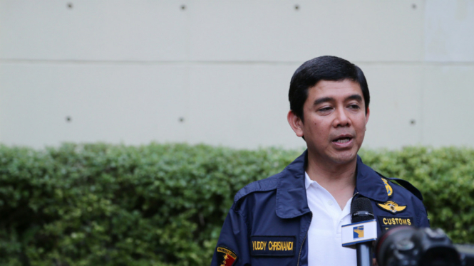 Menteri Pendayagunaan Aparatur Negara dan Reformasi Birokrasi (Menpan RB) Yuddy Chrisnandi memberikan keterangan pers saat kunjungan kerja di Badan Pengusahaan (BP) Batam di Batam, Kepulauan Riau, Jumat (3/6/2016). 