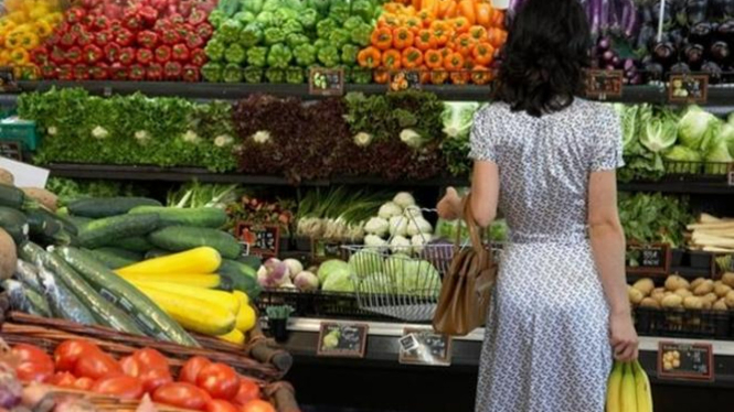Buah-buahan di supermarket.