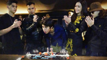 Maia Estianty bersama ketiga anaknya dan Ahmad Dhani