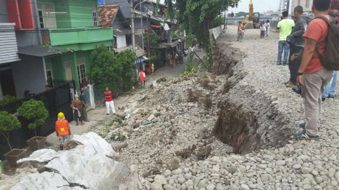 Proyek jalan inspeksi di Kanal Banjir Barat longsor, Senin, 13 Juni 2016. 