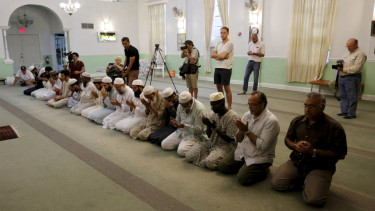 Umat Muslim AS sedang berdoa.