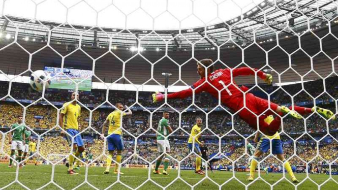 Gawang Andreas Isaksson saat dijebol Wes Hoolahan