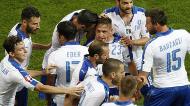 Para pemain Italia merayakan gol Emanuele Giaccherini ke gawang Belgia.