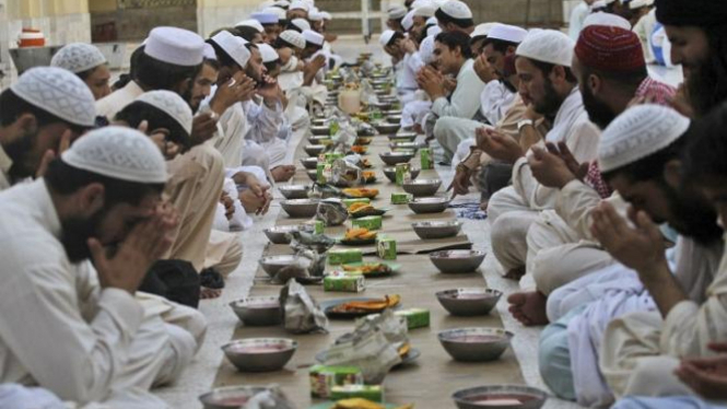 Berbuka puasa.