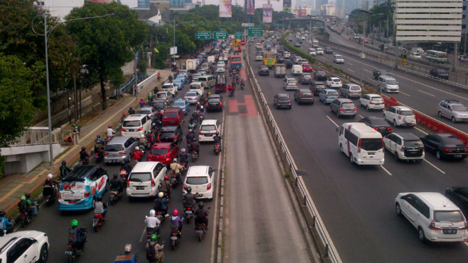 Sejumlah kendaraan masuk jalur bus TransJakarta