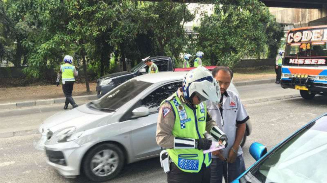 Ilustrasi polisi tilang kendaraan yang melanggar.