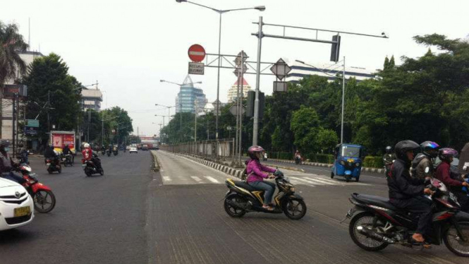 Jalur bus TransJakarta di Jl Kramat Raya, Jakarta, tak diterobos, Selasa, 14 Juni 2016.
