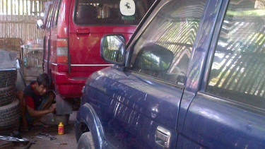 Bengkel mobil di Bantul, Yogyakarta.