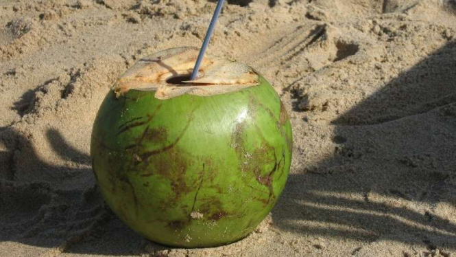 Air kelapa.