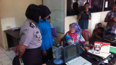 Ernawati, perempuan asal Kota Palembang yang mengaku polisi saat diperiksa petugas polisi di Polresta Palembang, Selasa (14/6/2016)