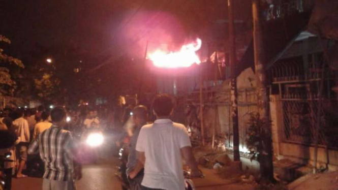 Warga melihat kebakaran