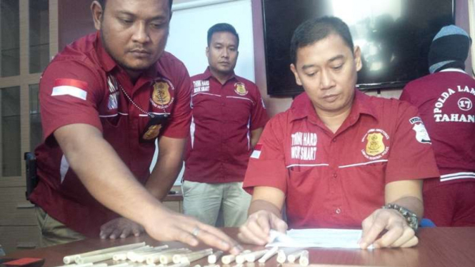 Petugas mengamankan gading gajah