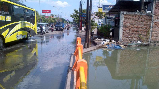 Banjir rob akibat air laut pasang di kawasan jalur pantai utara Jawa, tepatnya di kawasan Kaligawe dan Genuk, Kota Semarang, Jawa Tengah, pada Rabu, 15 Juni 2016.