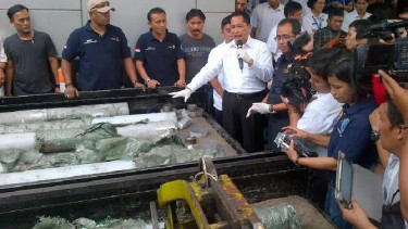 Kepala BNN Komjen Budi Wseso (kemeja putih)