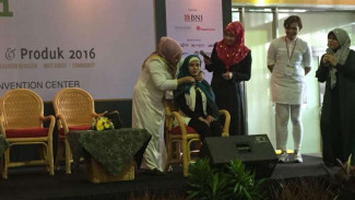 Tutorial Hijab Dua Motif untuk Tampil Beda